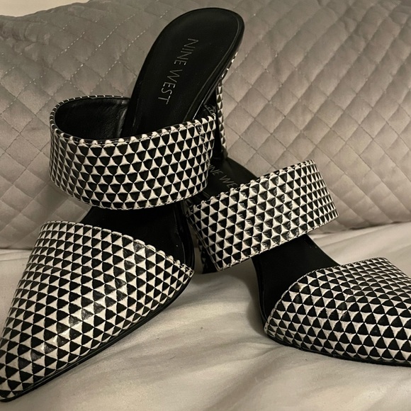 Gorgeous, Nine West Leather B&W slip on heel - Picture 2 of 3